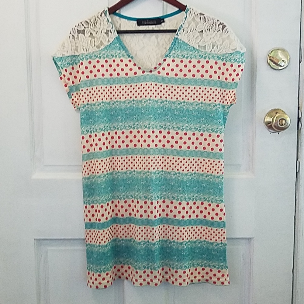 Cute patterned t-shirt dress with lace feature